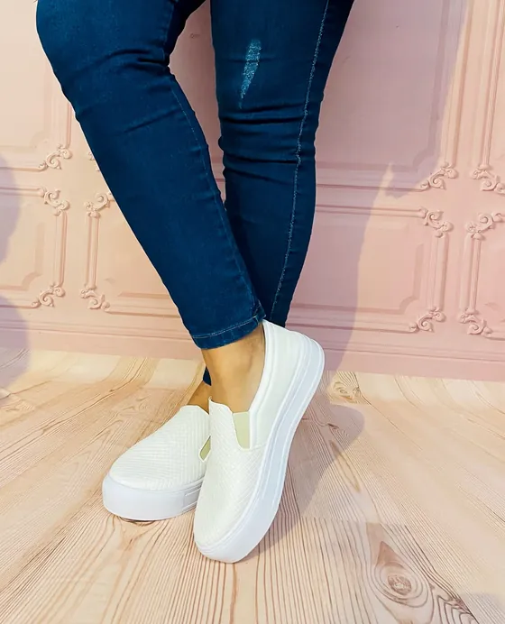 Slip-on Trançado Branco sendo usado
